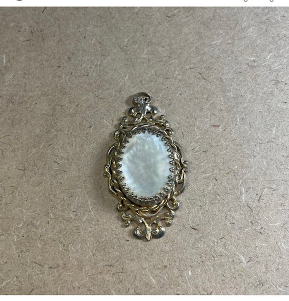 brooch with gold setting & Pearline center/for use with chain