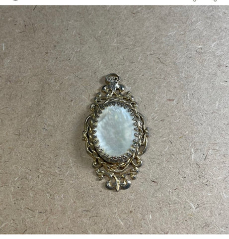 brooch with gold setting & Pearline center/for use with chain