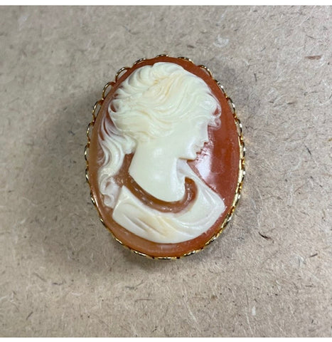 Profile cameo butterscotch and cream with ornate gold setting